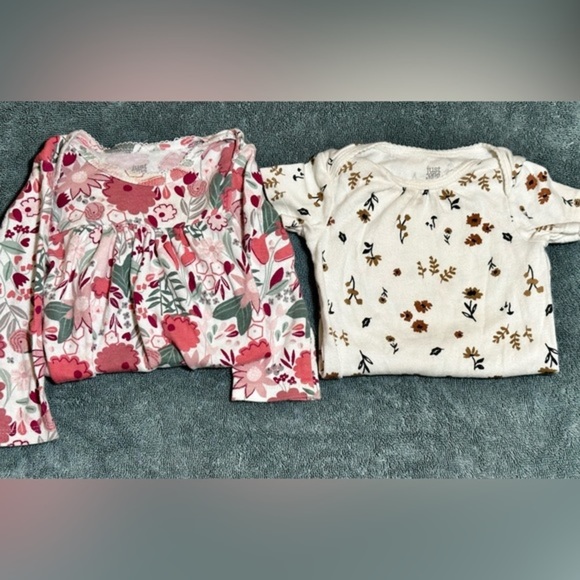 🔴6/$26🔴Carter’s Infant Onesies (2)​ - Picture 2 of 4